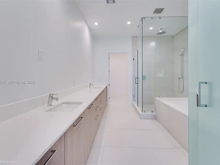 153 N Seabreeze Blvd #4 — Photo 11