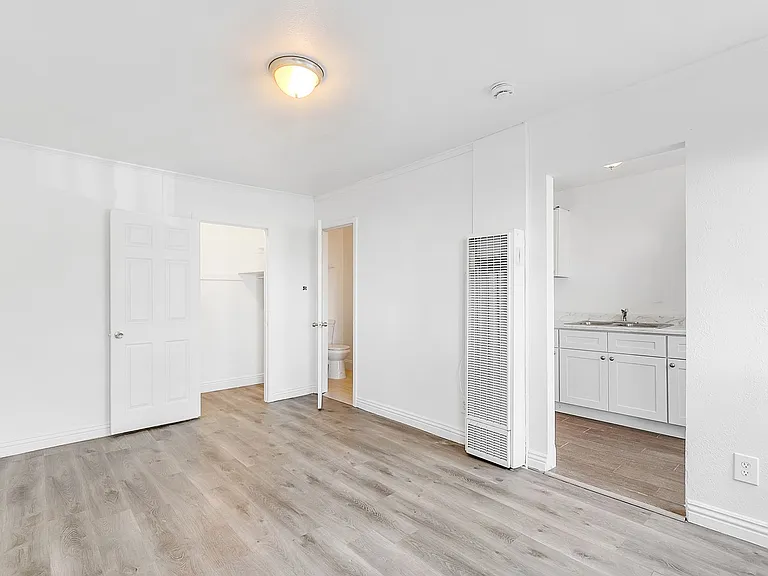 11901 S San Pedro St — Photo 9