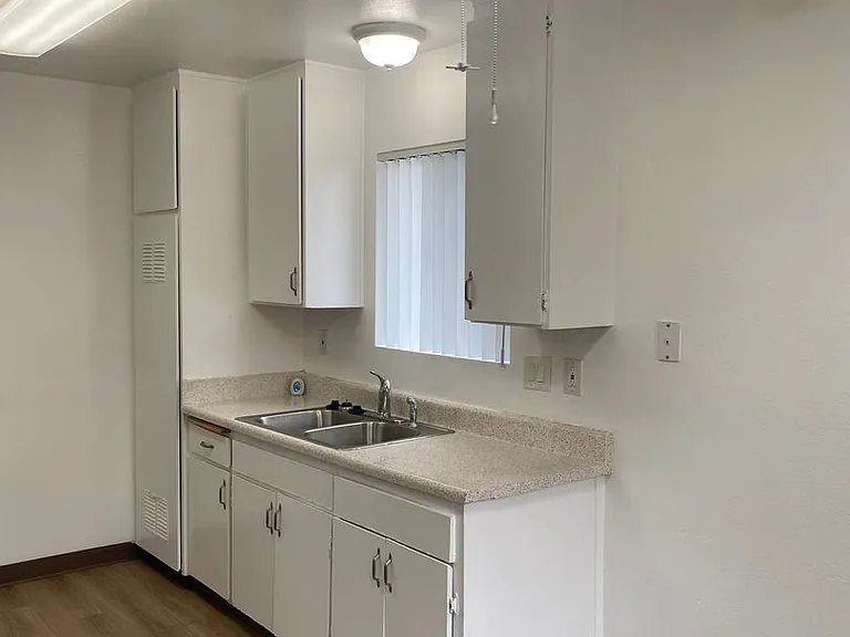 832 Grand Ave — Photo 3