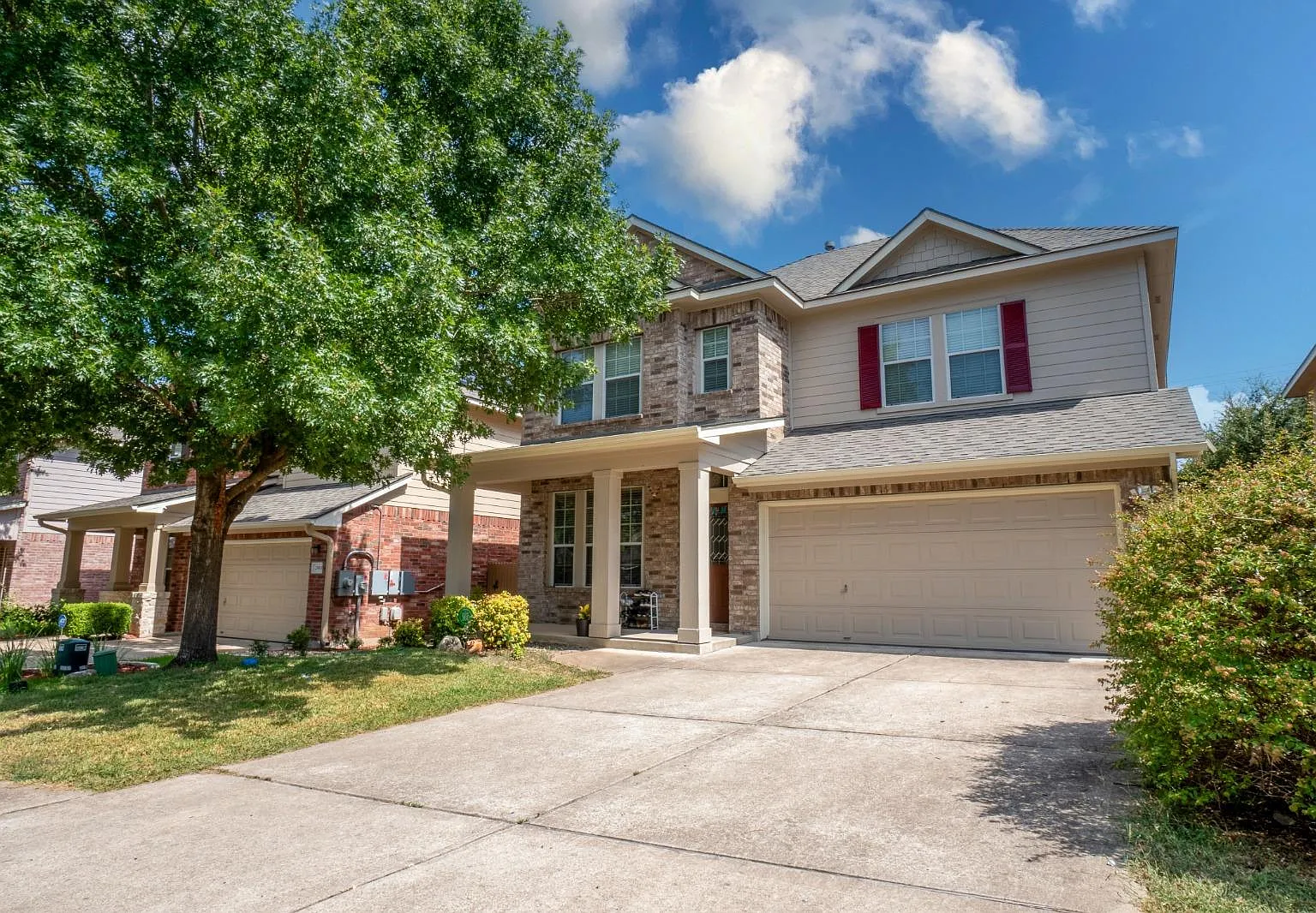 4 bed, 2.5 bath, 2334 sqft, $2,400 — Photo 2