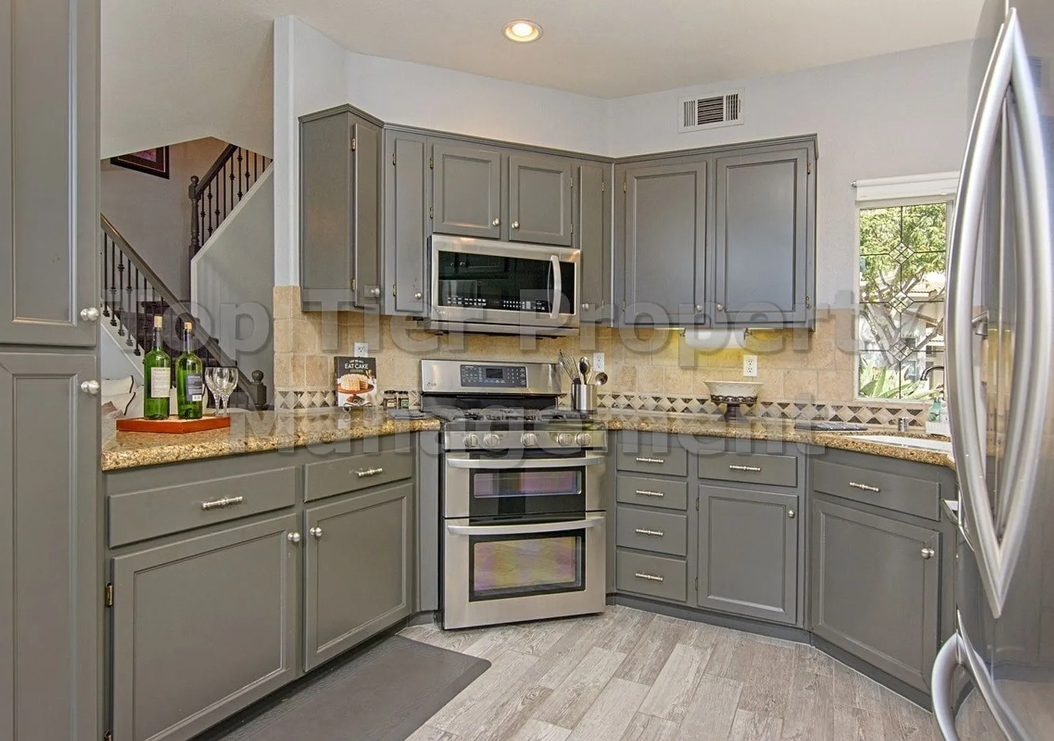 Beautiful 3 bed / 2.5 bath Townhome in Great Neighborhood - Available 10/15 — Photo 3