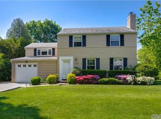 20 Salem Ln, Port Washington, NY 11050