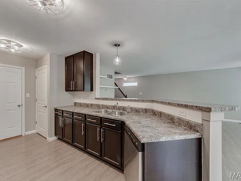 529 Parkgate Dr — Photo 14