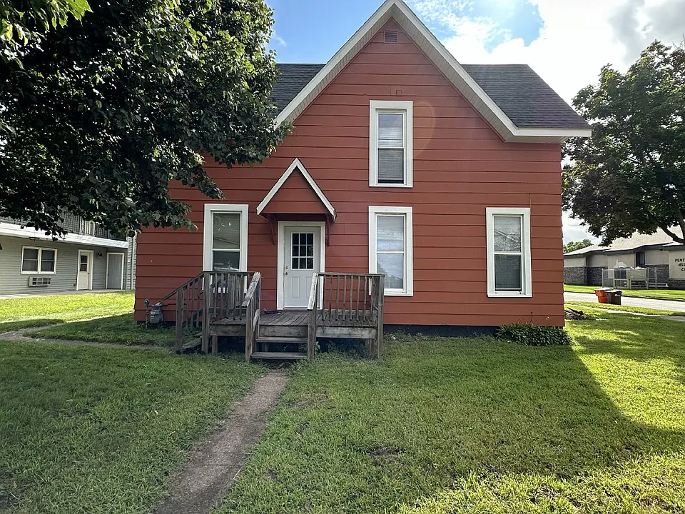 838 1/2 W Menomonie St