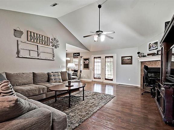 3rd image of 521 Tamarron Dr