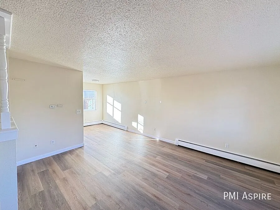 2 Bedroom 1.5 Bath Townhouse Style Apartment — Photo 2