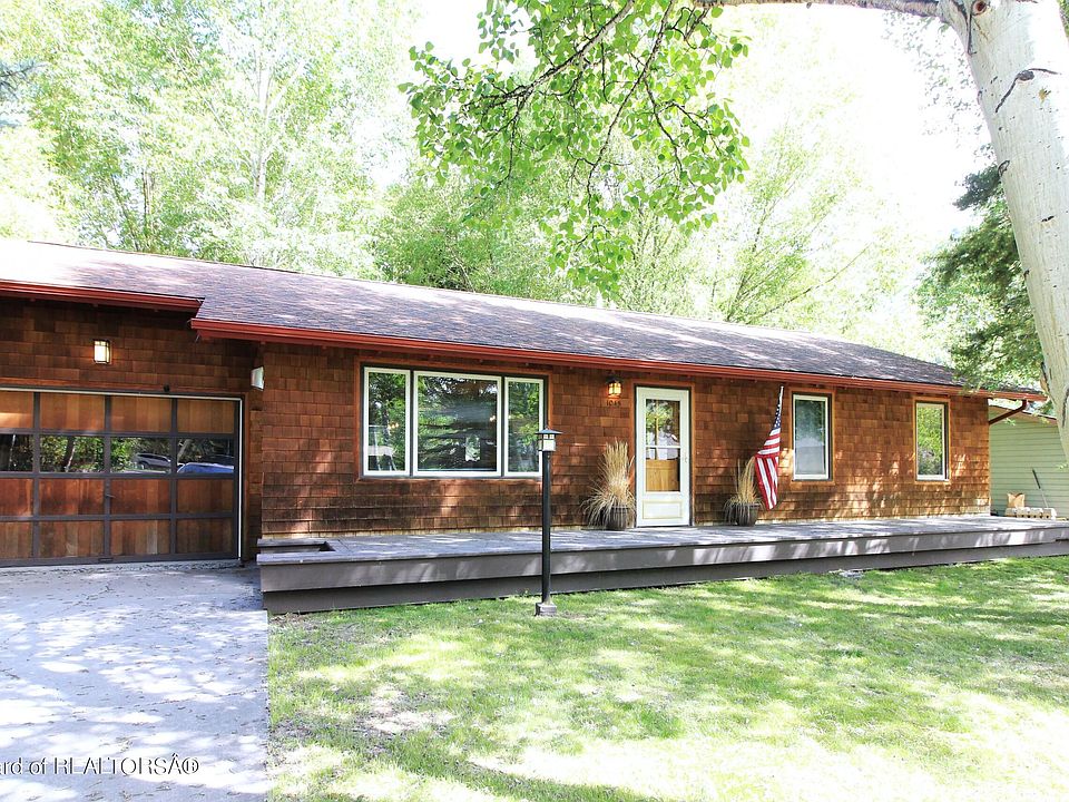 1st image of 1045 W Longhorn Dr
