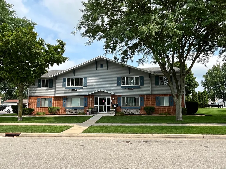 650 E Lincoln Ave — Photo 2