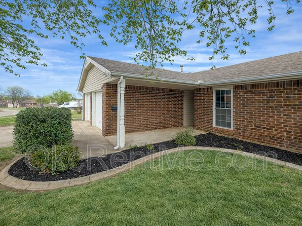 1104 Spruce St, Moore, OK 73160