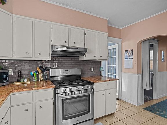 5th image of 81 Bradley St