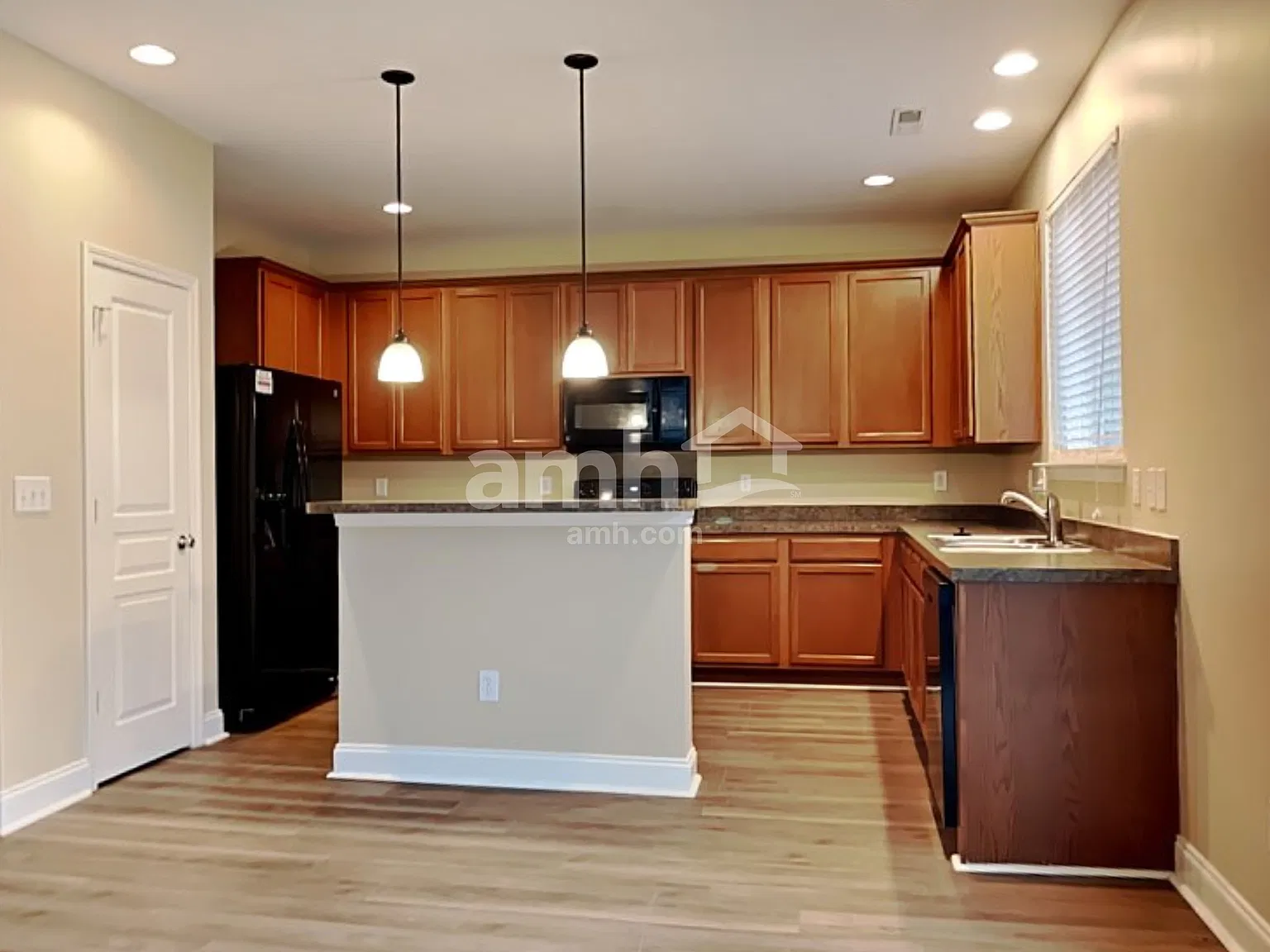 4 bed, 2.5 bath, 1901 sqft, $2,520 — Photo 4