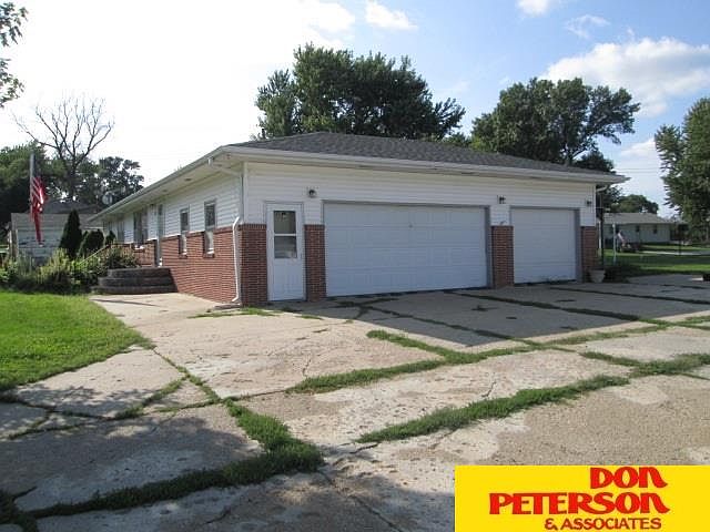 2nd image of 207 E Douglas St