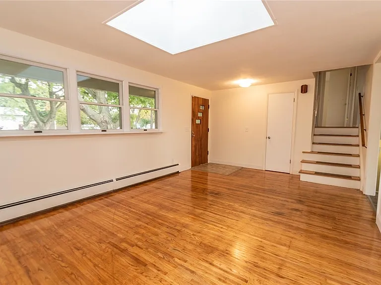 5 Adeane Dr W — Photo 4