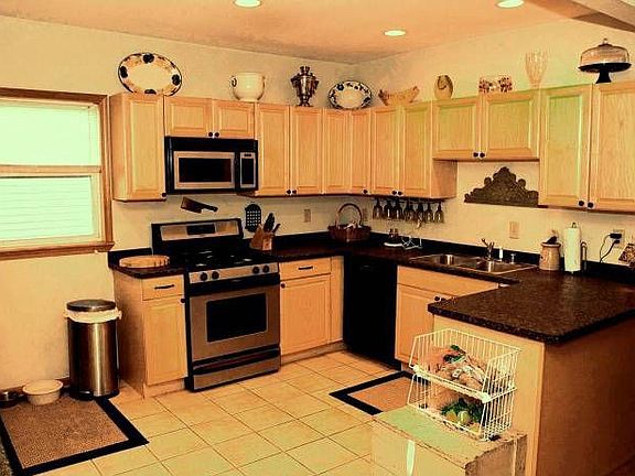 Updated Kitchen w/applian