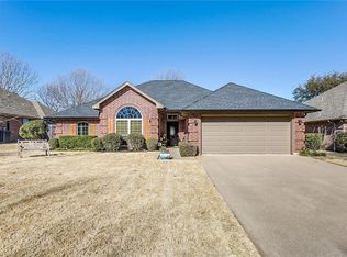 121 Sandlewood Ln, Burleson, TX 76028