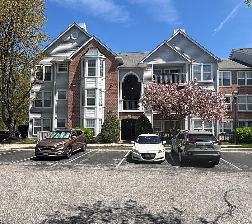 1st image of 4409 Silverbrook Ln #304