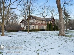 230 Shadowood Ln, Northfield, IL 60093