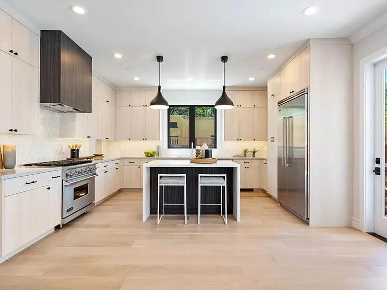 358 Iris St — Photo 2