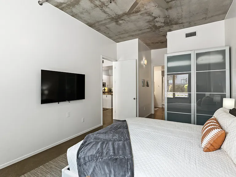 527 10th Ave #211 — Photo 13