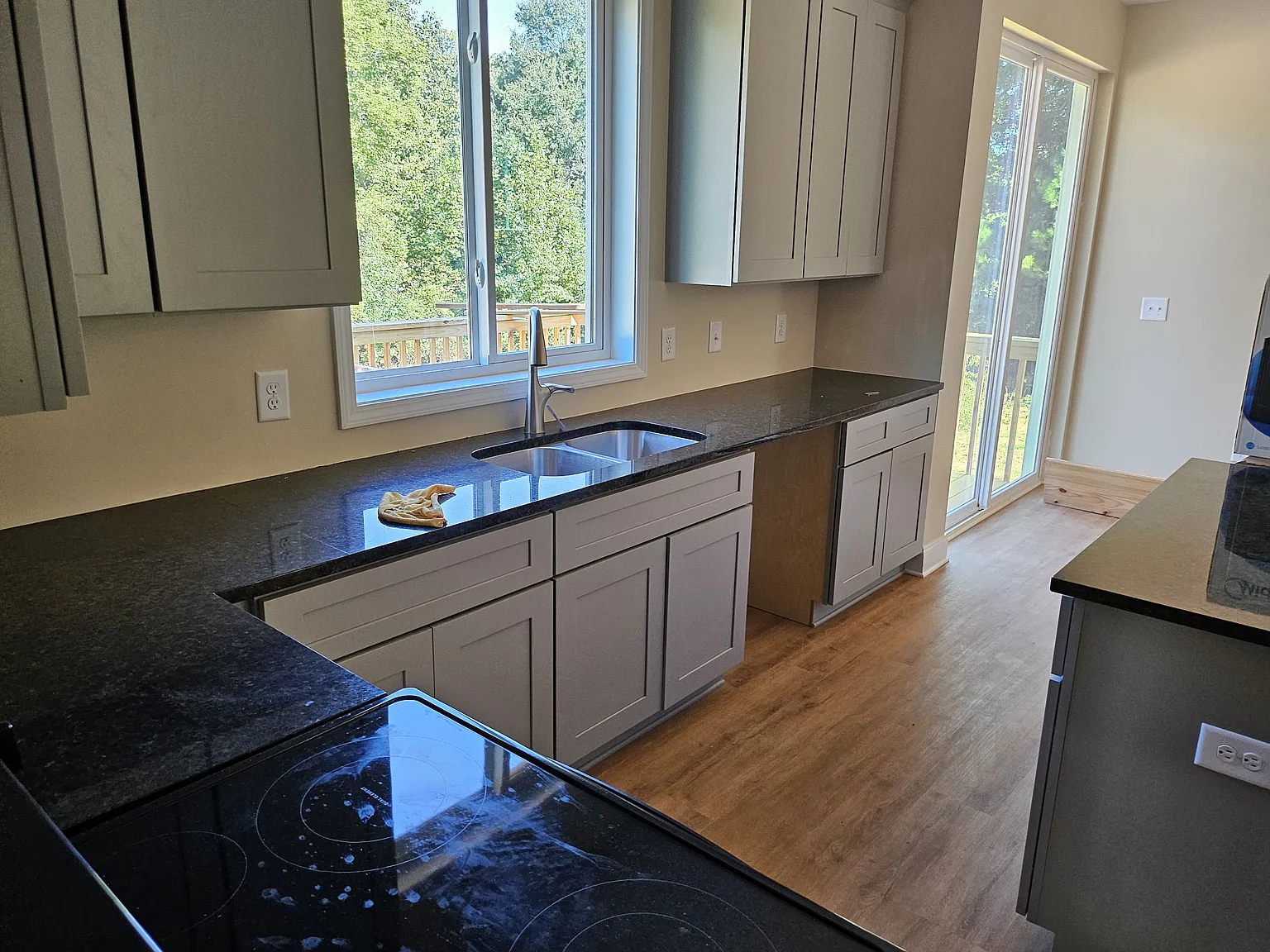 3 bed, 2.5 bath, 1400 sqft, $2,100 — Photo 2