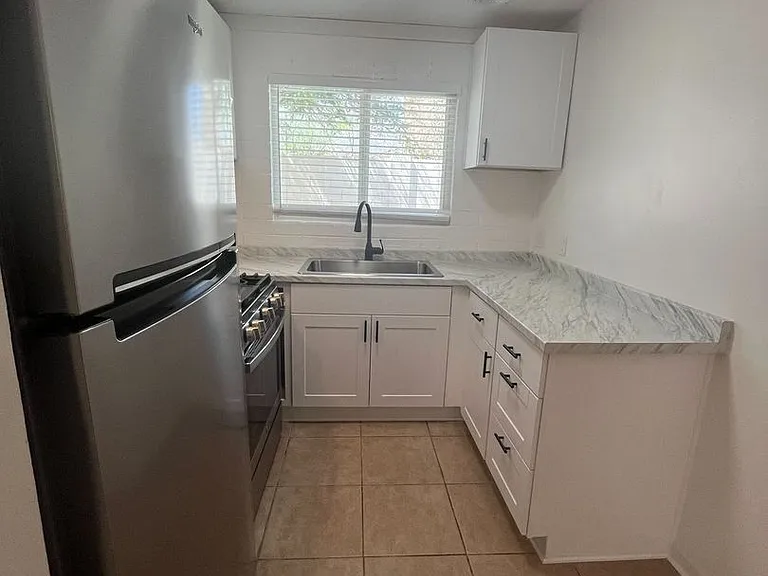 1433 S Kenneth Pl — Photo 4