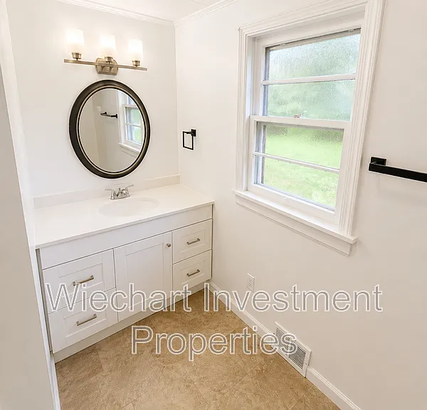 136 E Edwards St — Photo 14