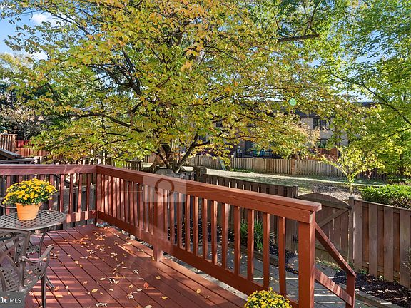 4th image of 10227 Blake Ln