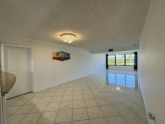 4th image of 6121 Balboa Circle #306