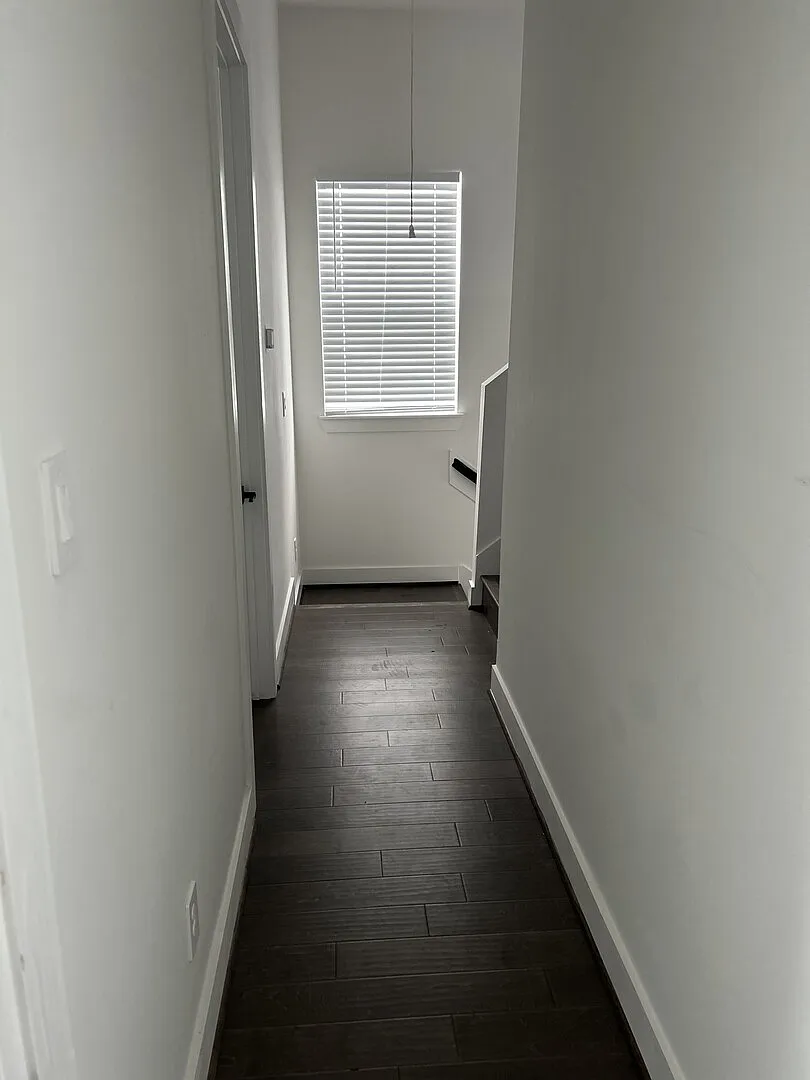 Brand New Gated 3BD Townhome w/ Parking Garage — Photo 3