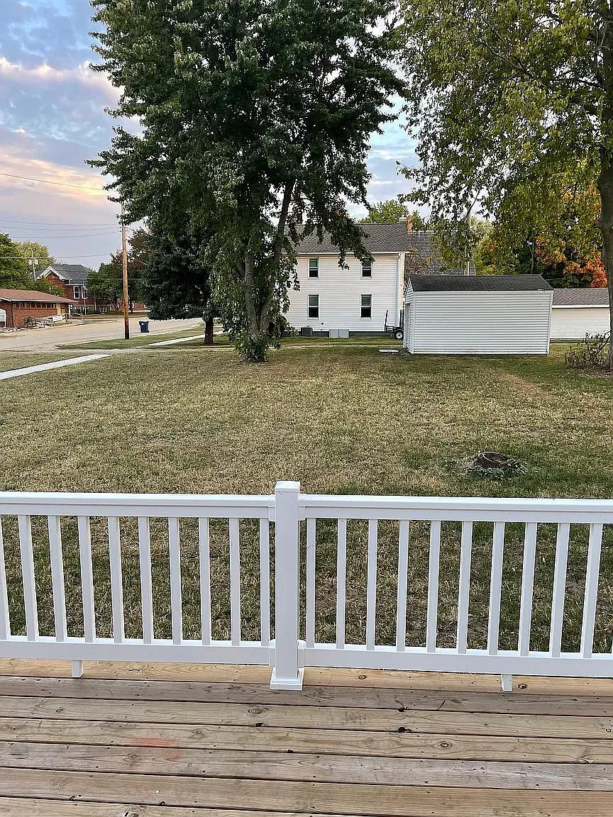 202 E Walnut St — Photo 3