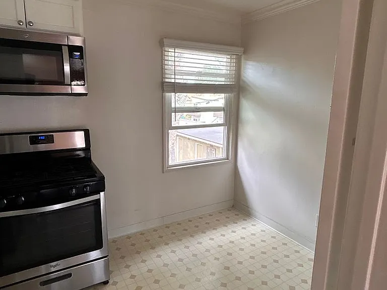 Windansea Apartments — Photo 12