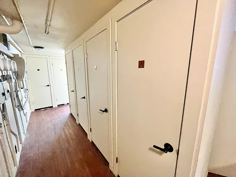 Explore the elegance of clean design in this apartment corridor, featuring contemporary finishes.