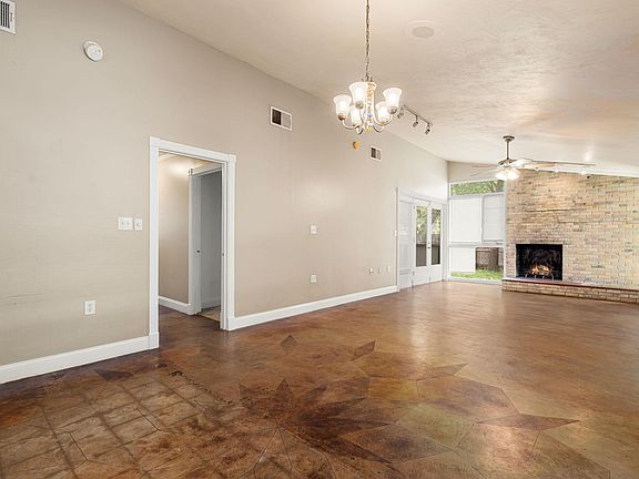 5th image of 2802 Perry Ln