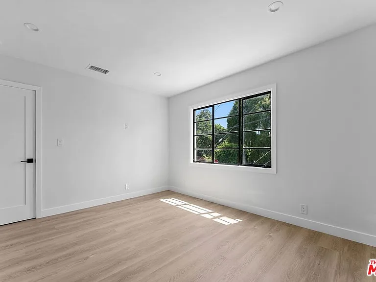 8730 Holloway Dr — Photo 17