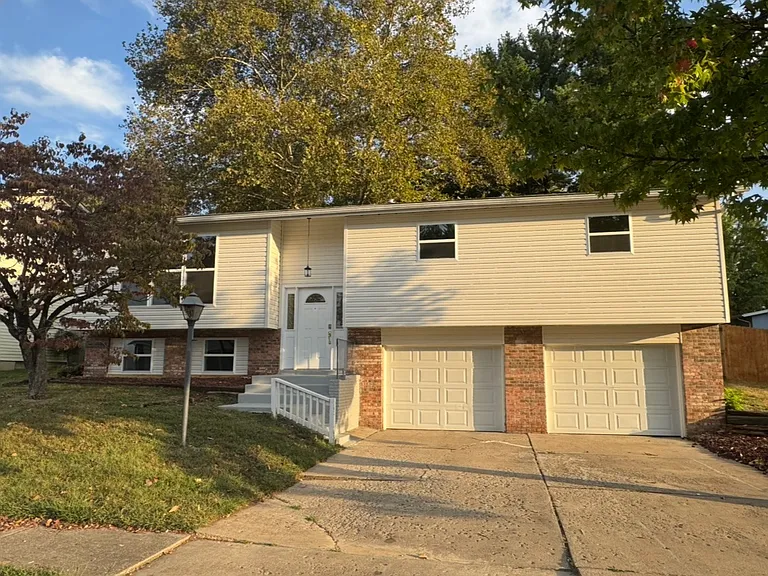 304 Rebecca Dr — Photo 1