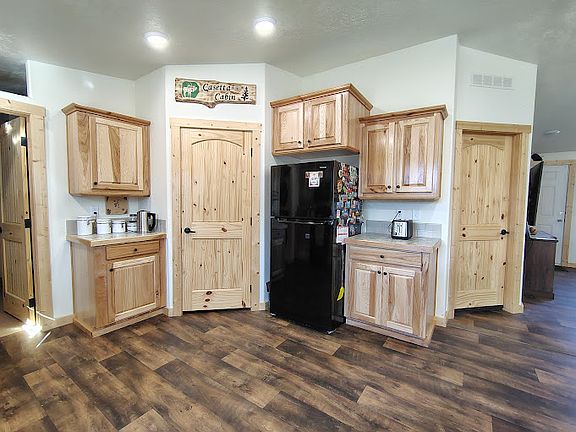 Open concept plan uniting kitchen, dining room and living room.