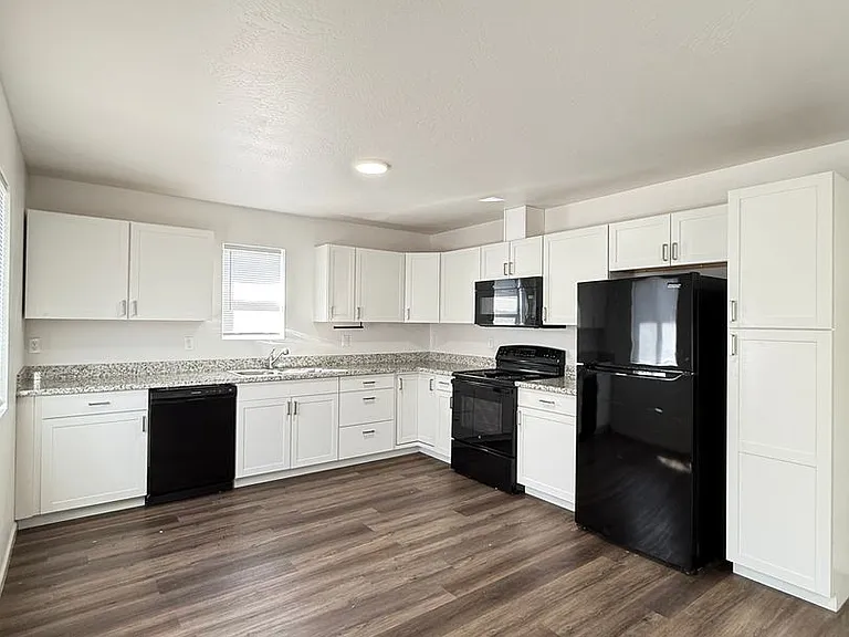 634 Colinwood Ct — Photo 2