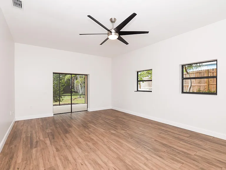 3764 NE Sandra Dr — Photo 7
