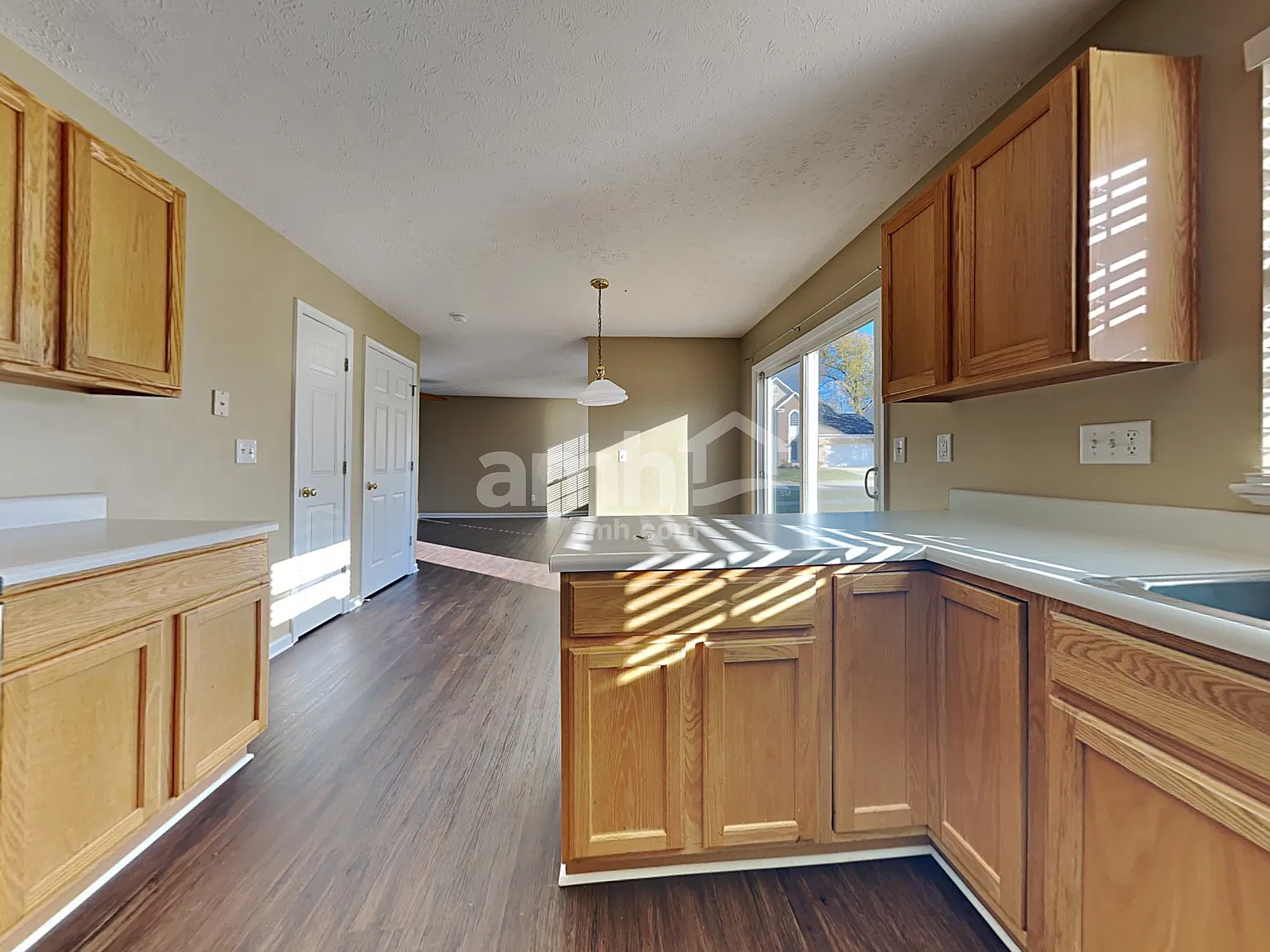 4 bed, 2.5 bath, 1748 sqft, $2,405 — Photo 4