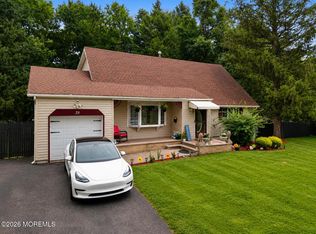 33 Heather Drive, Manalapan, NJ 07726