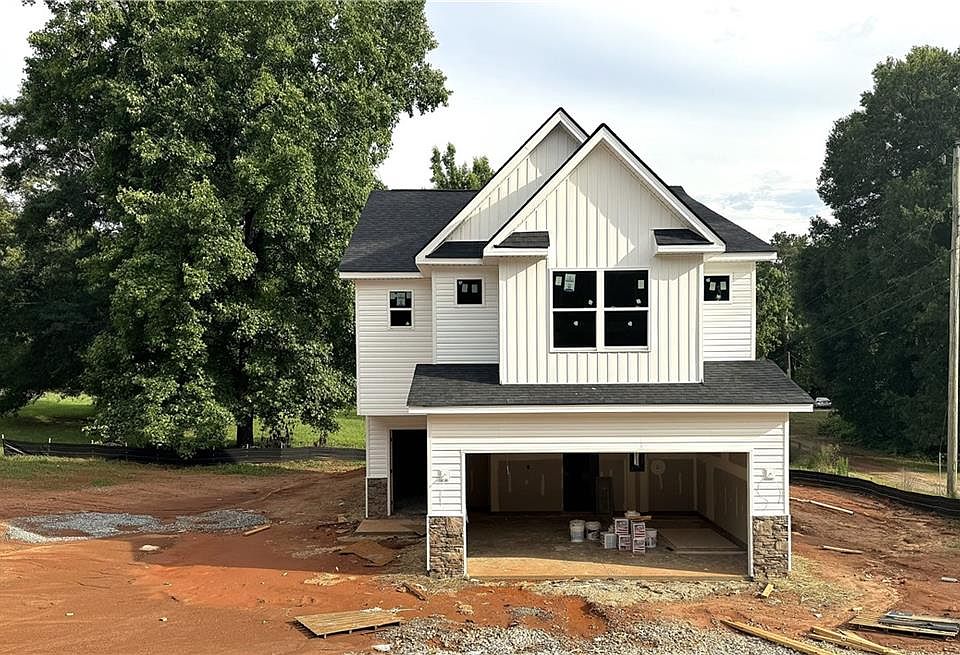1st image of 214 Lynn Rd