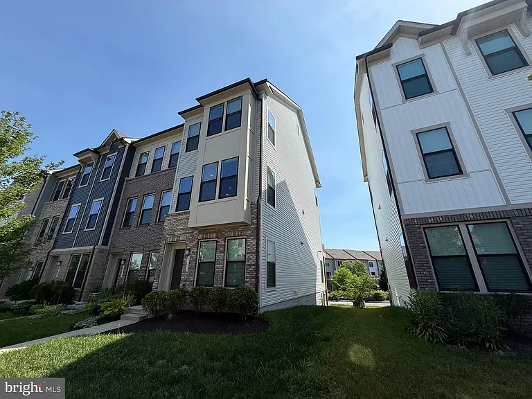 221 Narrowleaf Way — Photo 2