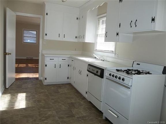 2nd image of 2639 Bay St
