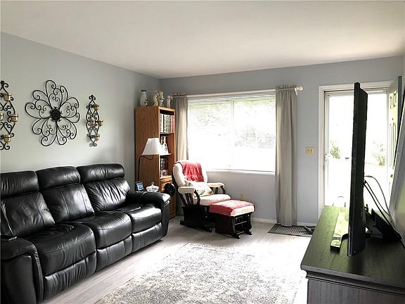 3rd image of 4213 Pine Ave