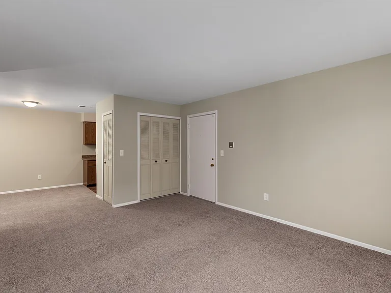 Maplecrest Apartments — Photo 11