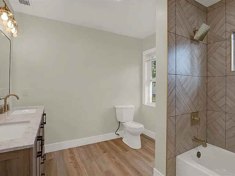 1352 Parkwood St — Photo 15