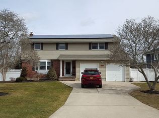 105 Argyle Dr, East Islip, NY 11730