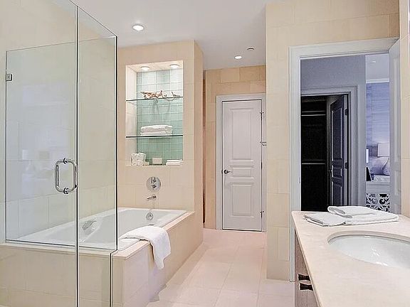 4th image of 100 Parrott Dr Unit 100