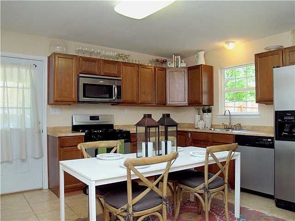 3rd image of 8813 Glenn Ln