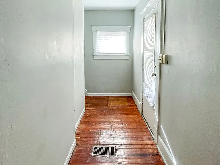 2125 W Jackson St — Photo 3